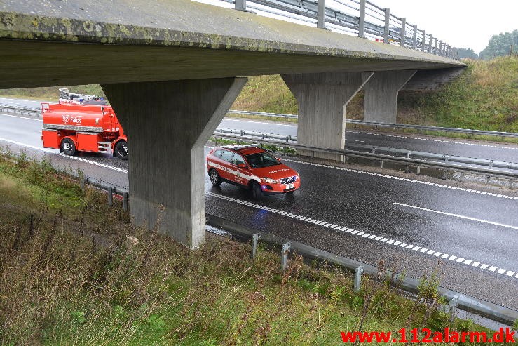 Fuh med fastklemt. Motorvejen fra Give mod Vejle. 22/09-2015. Kl. 11:12.