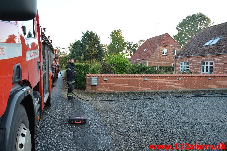 Ild i en gryde. Vindelevvej ved Jelling. 25/09-2015. Kl. 18:28.