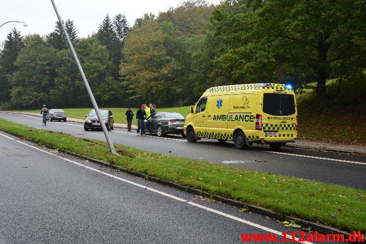 En personbil ramte en lygtepæl. Grønlandsvej i Vejle. 08/10-2015. KL. 14:38.