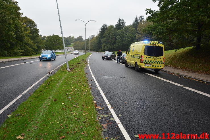 En personbil ramte en lygtepæl. Grønlandsvej i Vejle. 08/10-2015. KL. 14:38.