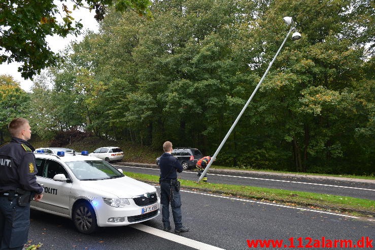 En personbil ramte en lygtepæl. Grønlandsvej i Vejle. 08/10-2015. KL. 14:38.