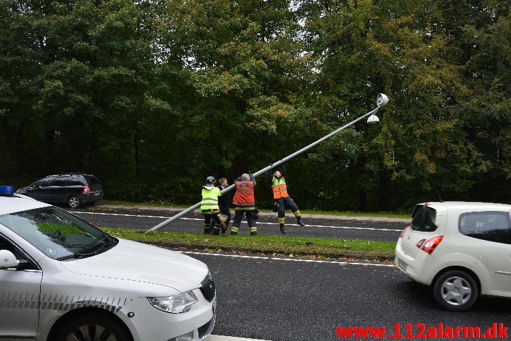 En personbil ramte en lygtepæl. Grønlandsvej i Vejle. 08/10-2015. KL. 14:38.