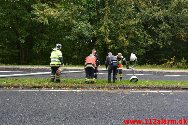 En personbil ramte en lygtepæl. Grønlandsvej i Vejle. 08/10-2015. KL. 14:38.