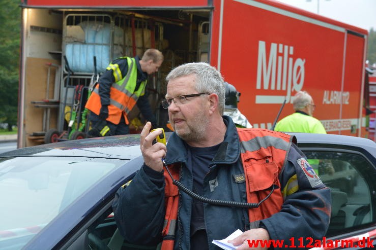 En personbil ramte en lygtepæl. Grønlandsvej i Vejle. 08/10-2015. KL. 14:38.