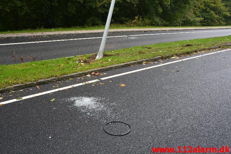 En personbil ramte en lygtepæl. Grønlandsvej i Vejle. 08/10-2015. KL. 14:38.