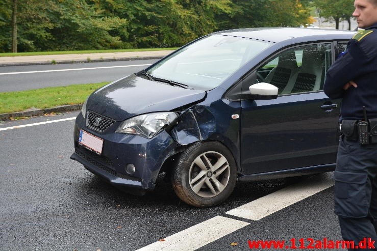 En personbil ramte en lygtepæl. Grønlandsvej i Vejle. 08/10-2015. KL. 14:38.