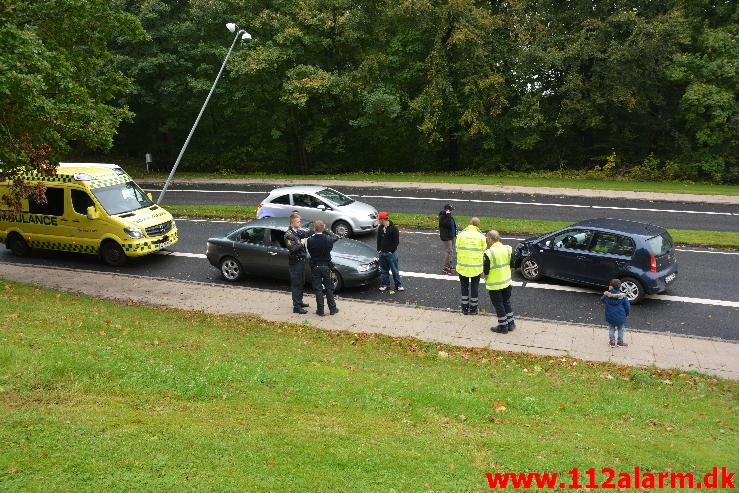 En personbil ramte en lygtepæl. Grønlandsvej i Vejle. 08/10-2015. KL. 14:38.