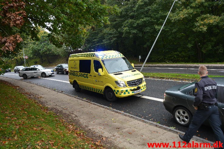 En personbil ramte en lygtepæl. Grønlandsvej i Vejle. 08/10-2015. KL. 14:38.