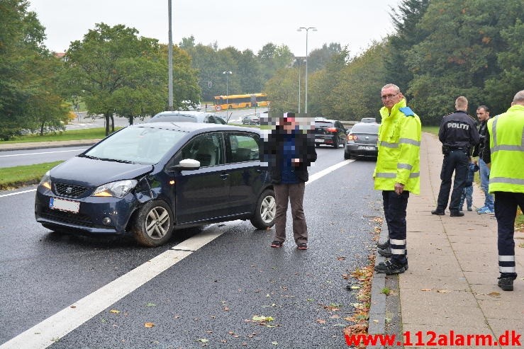 En personbil ramte en lygtepæl. Grønlandsvej i Vejle. 08/10-2015. KL. 14:38.