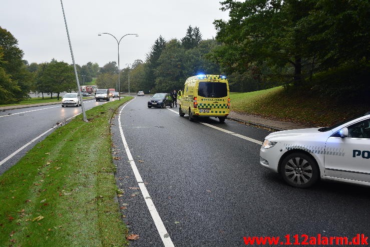 En personbil ramte en lygtepæl. Grønlandsvej i Vejle. 08/10-2015. KL. 14:38.