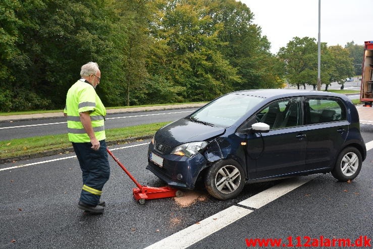 En personbil ramte en lygtepæl. Grønlandsvej i Vejle. 08/10-2015. KL. 14:38.