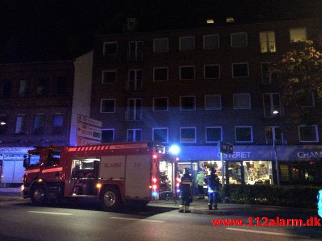 Brand i Etageejendom. Søndertorv 10 i Vejle. 10/10-2015. Kl. 03:02.