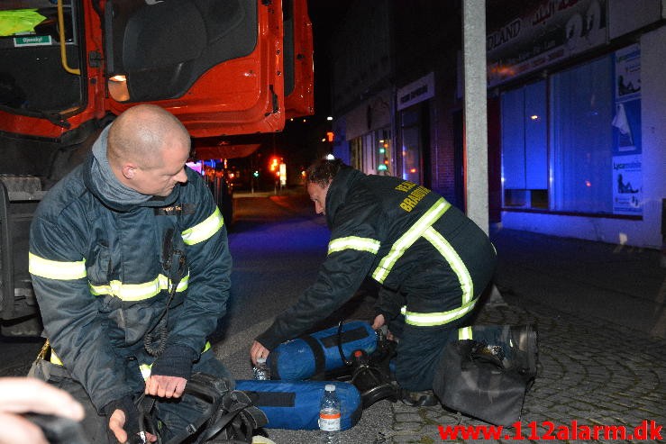 Brand i Etageejendom. Søndertorv 10 i Vejle. 10/10-2015. Kl. 03:02.