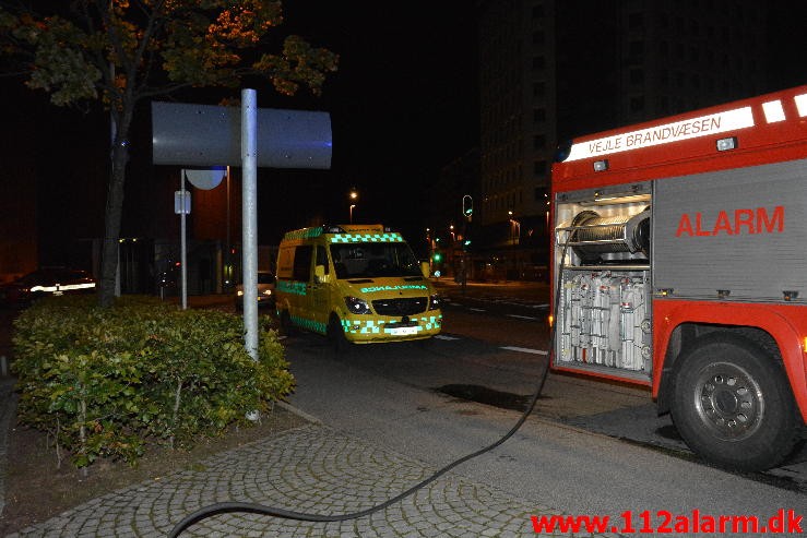 Brand i Etageejendom. Søndertorv 10 i Vejle. 10/10-2015. Kl. 03:02.