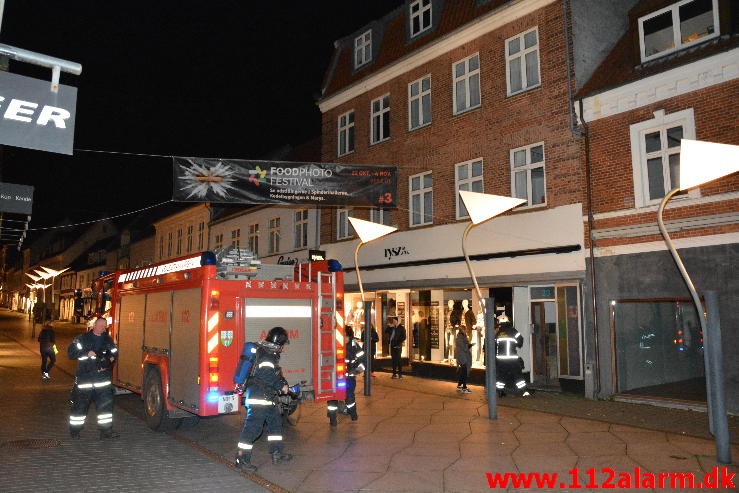 Brand i Etageejendom. Søndergade 23 i Vejle. 27/10-2015. Kl. 18:39.