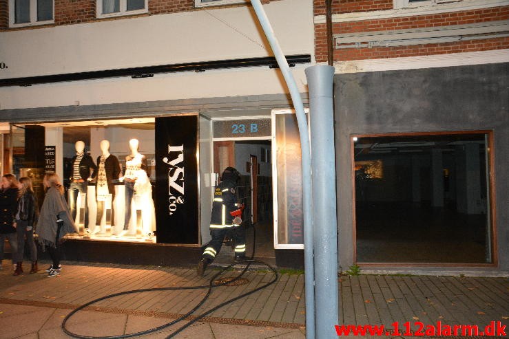 Brand i Etageejendom. Søndergade 23 i Vejle. 27/10-2015. Kl. 18:39.