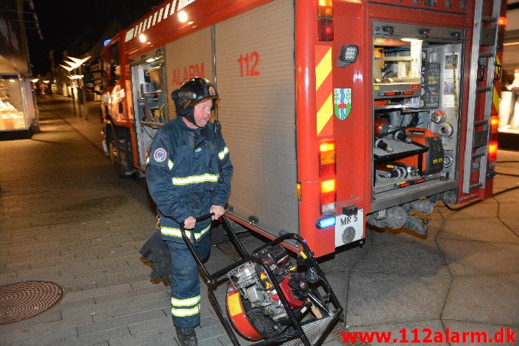 Brand i Etageejendom. Søndergade 23 i Vejle. 27/10-2015. Kl. 18:39.