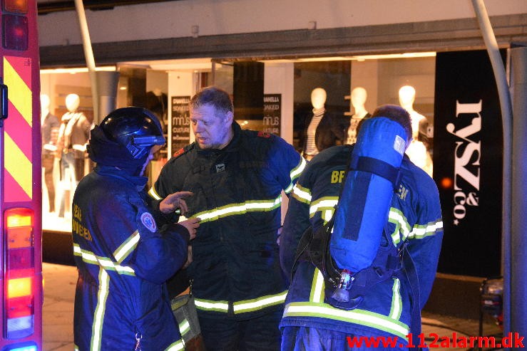 Brand i Etageejendom. Søndergade 23 i Vejle. 27/10-2015. Kl. 18:39.