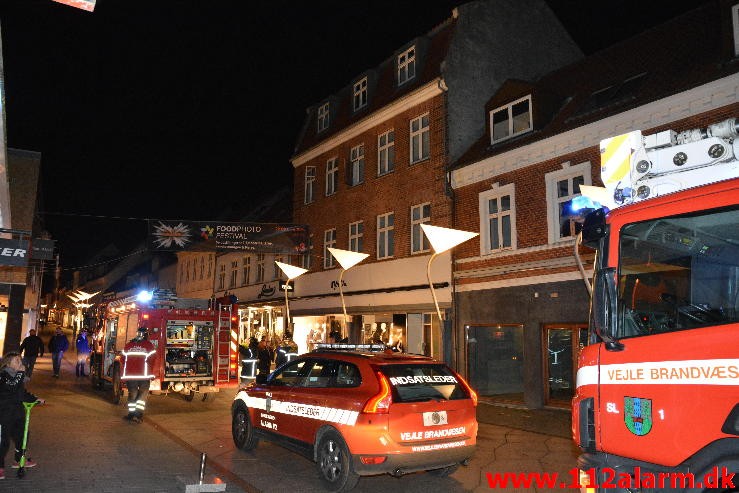 Brand i Etageejendom. Søndergade 23 i Vejle. 27/10-2015. Kl. 18:39.