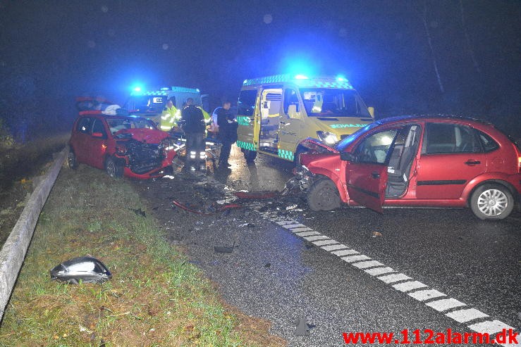 2 små biler kørt frontalt sammen. Vardevej ved Vejle. 06/11-2015. KL. 17:51.