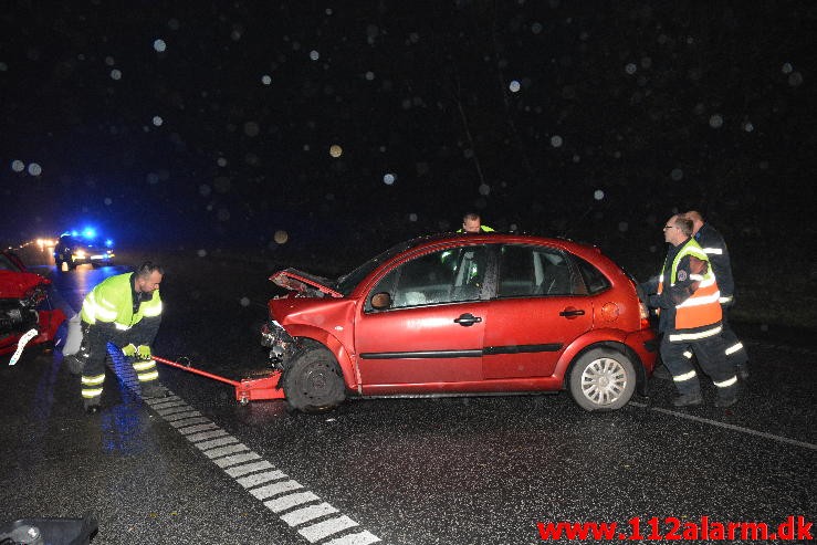 2 små biler kørt frontalt sammen. Vardevej ved Vejle. 06/11-2015. KL. 17:51.