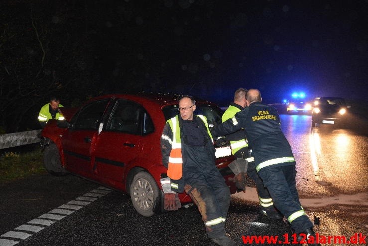 2 små biler kørt frontalt sammen. Vardevej ved Vejle. 06/11-2015. KL. 17:51.