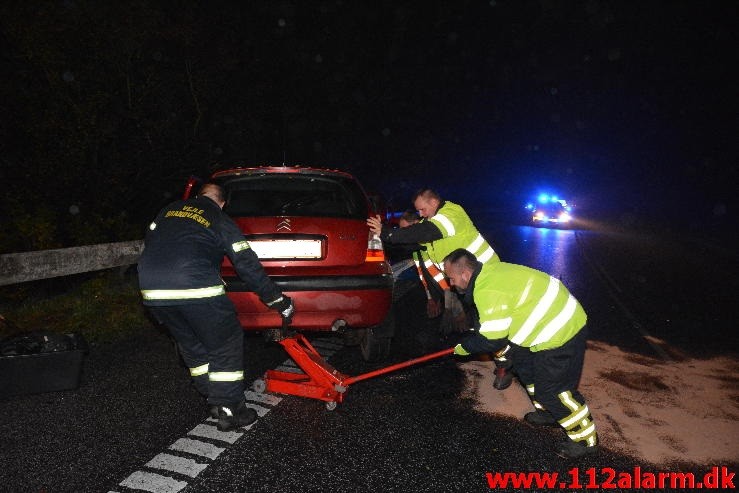 2 små biler kørt frontalt sammen. Vardevej ved Vejle. 06/11-2015. KL. 17:51.