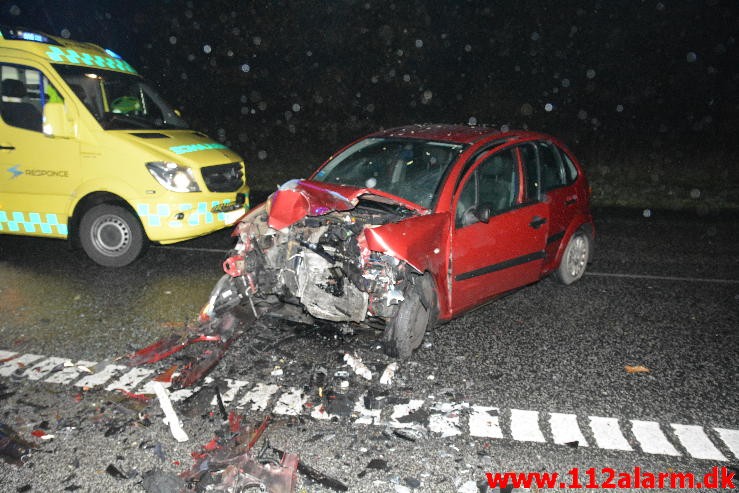 2 små biler kørt frontalt sammen. Vardevej ved Vejle. 06/11-2015. KL. 17:51.