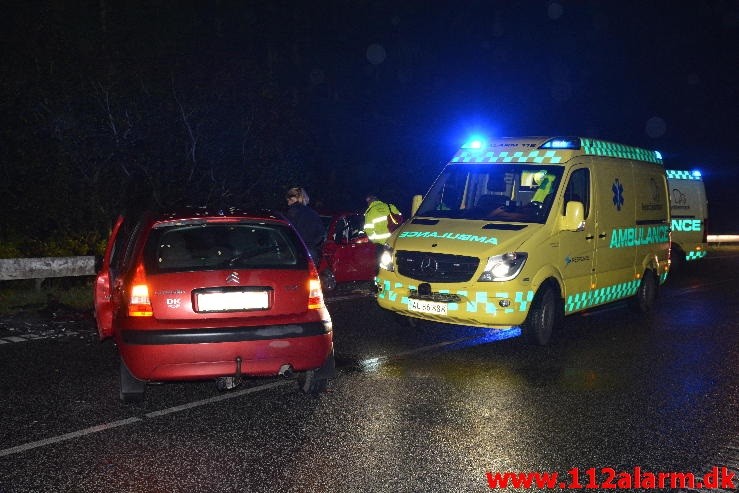 2 små biler kørt frontalt sammen. Vardevej ved Vejle. 06/11-2015. KL. 17:51.