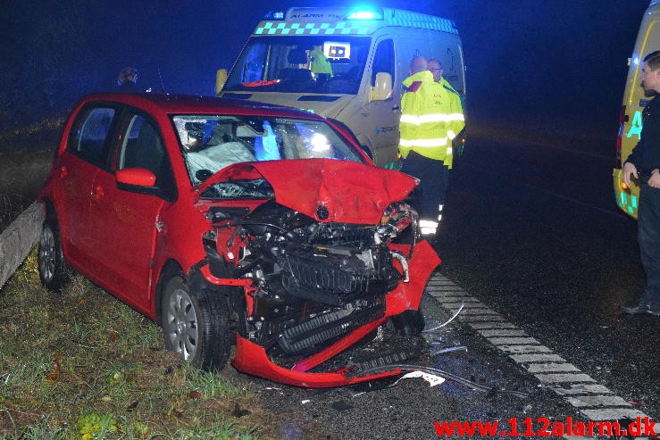 2 små biler kørt frontalt sammen. Vardevej ved Vejle. 06/11-2015. KL. 17:51.