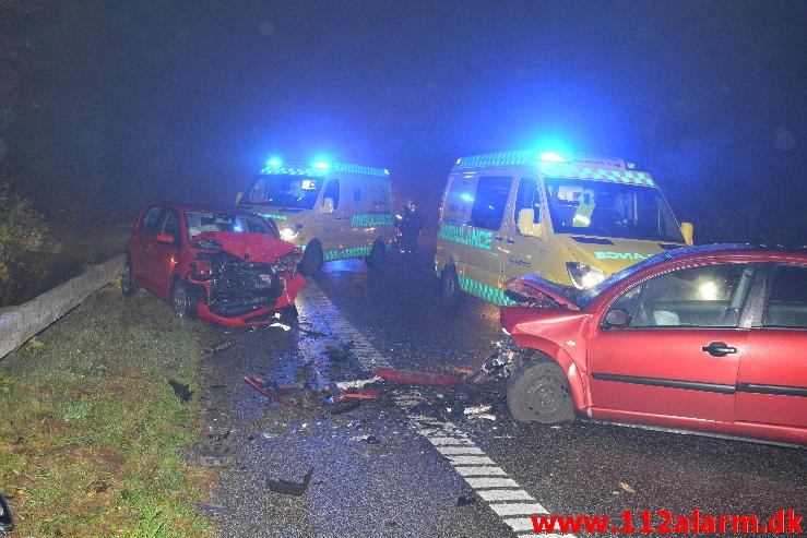 2 små biler kørt frontalt sammen. Vardevej ved Vejle. 06/11-2015. KL. 17:51.