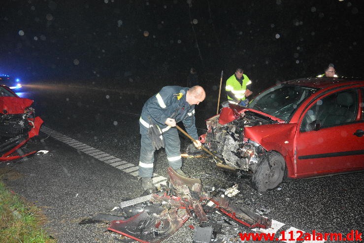 2 små biler kørt frontalt sammen. Vardevej ved Vejle. 06/11-2015. KL. 17:51.