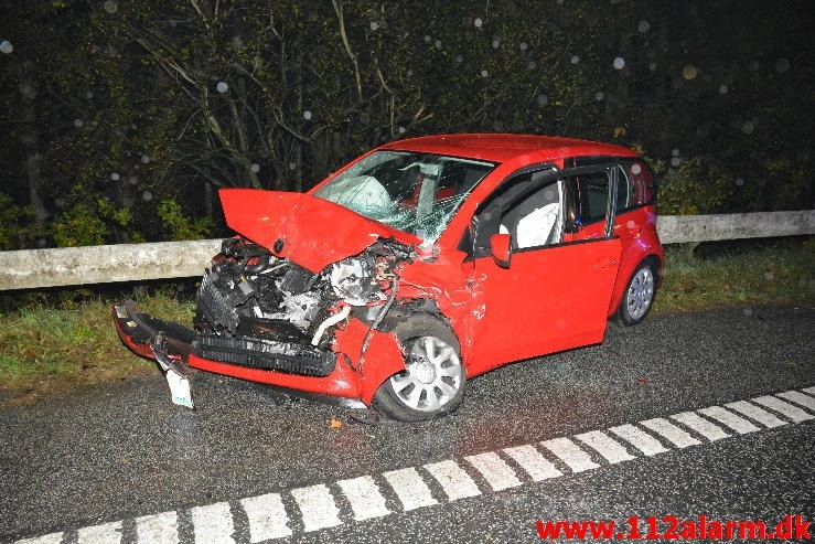 2 små biler kørt frontalt sammen. Vardevej ved Vejle. 06/11-2015. KL. 17:51.