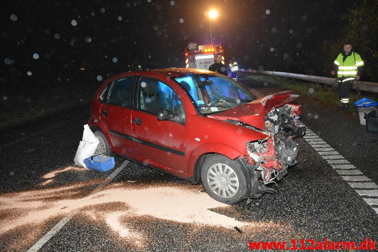 2 små biler kørt frontalt sammen. Vardevej ved Vejle. 06/11-2015. KL. 17:51.