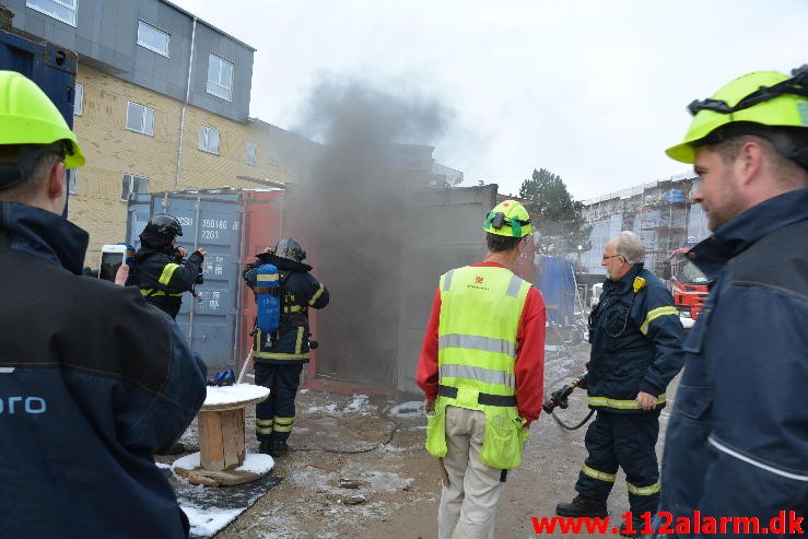 Brand i Container. Løget Høj i Vejle. 23/11-2015. Kl. 14:12.