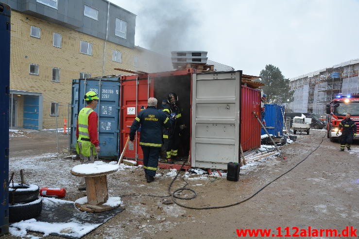 Brand i Container. Løget Høj i Vejle. 23/11-2015. Kl. 14:12.