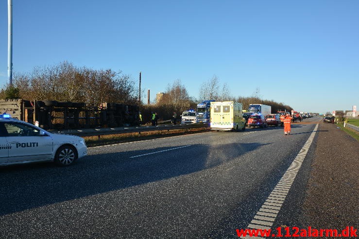 Det helt galt for en lastbil chauffør. Motorvejen E45 i sydgående spor. 26/11-2015. Kl. 14:52.