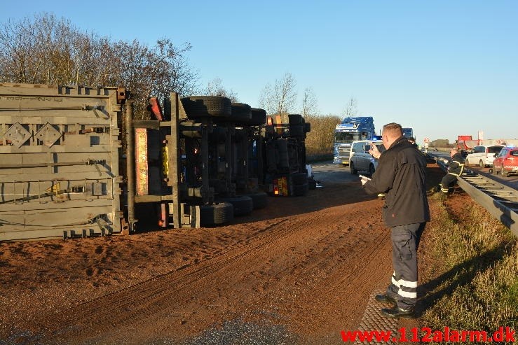 Det helt galt for en lastbil chauffør. Motorvejen E45 i sydgående spor. 26/11-2015. Kl. 14:52.