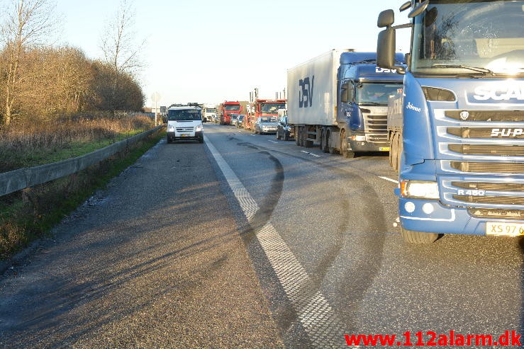 Det helt galt for en lastbil chauffør. Motorvejen E45 i sydgående spor. 26/11-2015. Kl. 14:52.