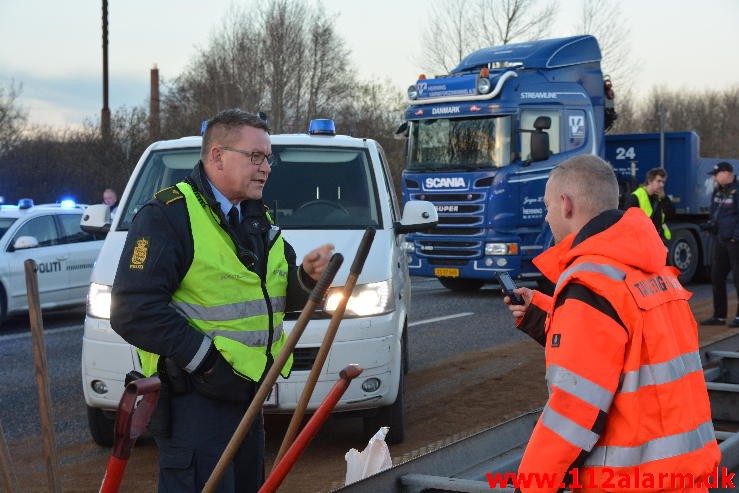 Det helt galt for en lastbil chauffør. Motorvejen E45 i sydgående spor. 26/11-2015. Kl. 14:52.