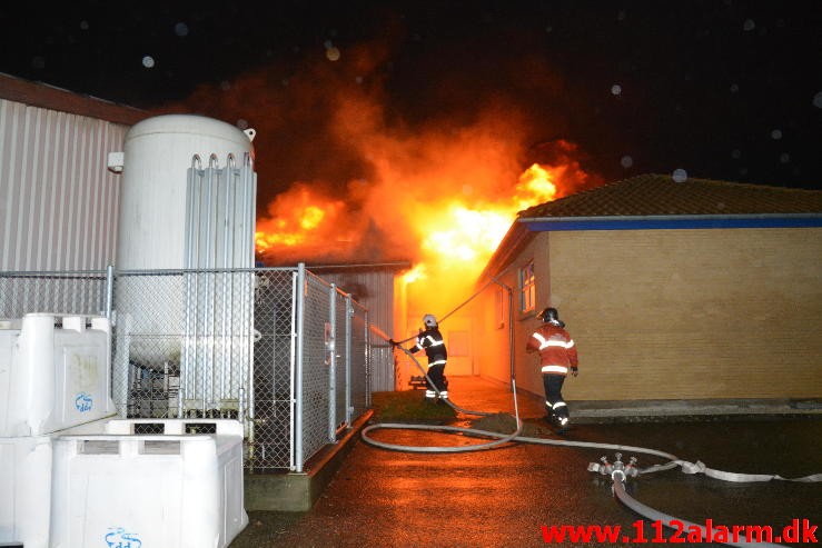 Brand i Industribygning. Englandsvej på Nørremarken i Vejle. 02/12-2015. Kl. 22:56.