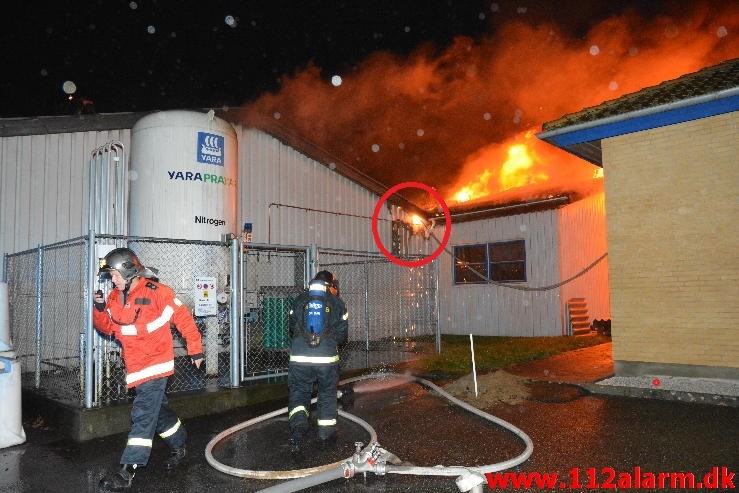 Brand i Industribygning. Englandsvej på Nørremarken i Vejle. 02/12-2015. Kl. 22:56.