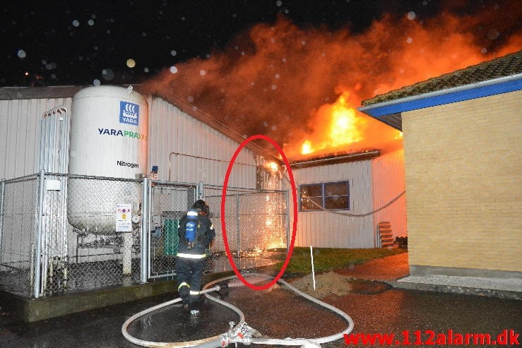 Brand i Industribygning. Englandsvej på Nørremarken i Vejle. 02/12-2015. Kl. 22:56.