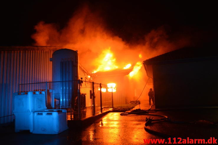 Brand i Industribygning. Englandsvej på Nørremarken i Vejle. 02/12-2015. Kl. 22:56.