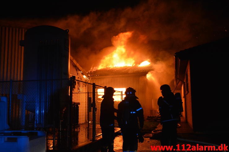 Brand i Industribygning. Englandsvej på Nørremarken i Vejle. 02/12-2015. Kl. 22:56.