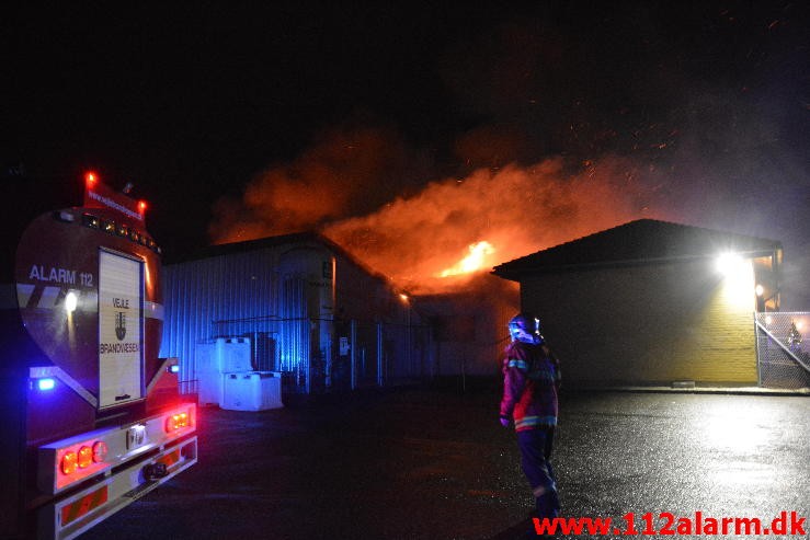 Brand i Industribygning. Englandsvej på Nørremarken i Vejle. 02/12-2015. Kl. 22:56.