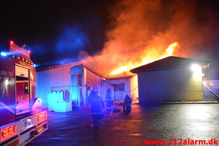 Brand i Industribygning. Englandsvej på Nørremarken i Vejle. 02/12-2015. Kl. 22:56.