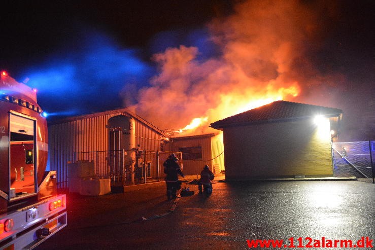 Brand i Industribygning. Englandsvej på Nørremarken i Vejle. 02/12-2015. Kl. 22:56.