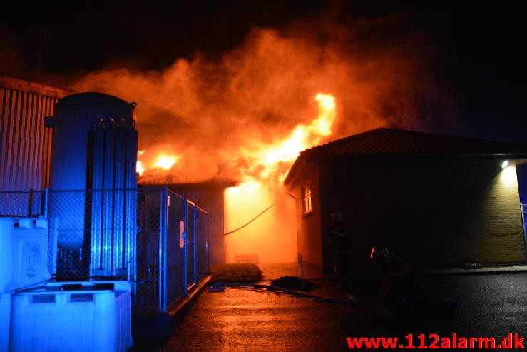 Brand i Industribygning. Englandsvej på Nørremarken i Vejle. 02/12-2015. Kl. 22:56.