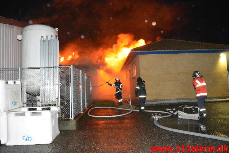 Brand i Industribygning. Englandsvej på Nørremarken i Vejle. 02/12-2015. Kl. 22:56.